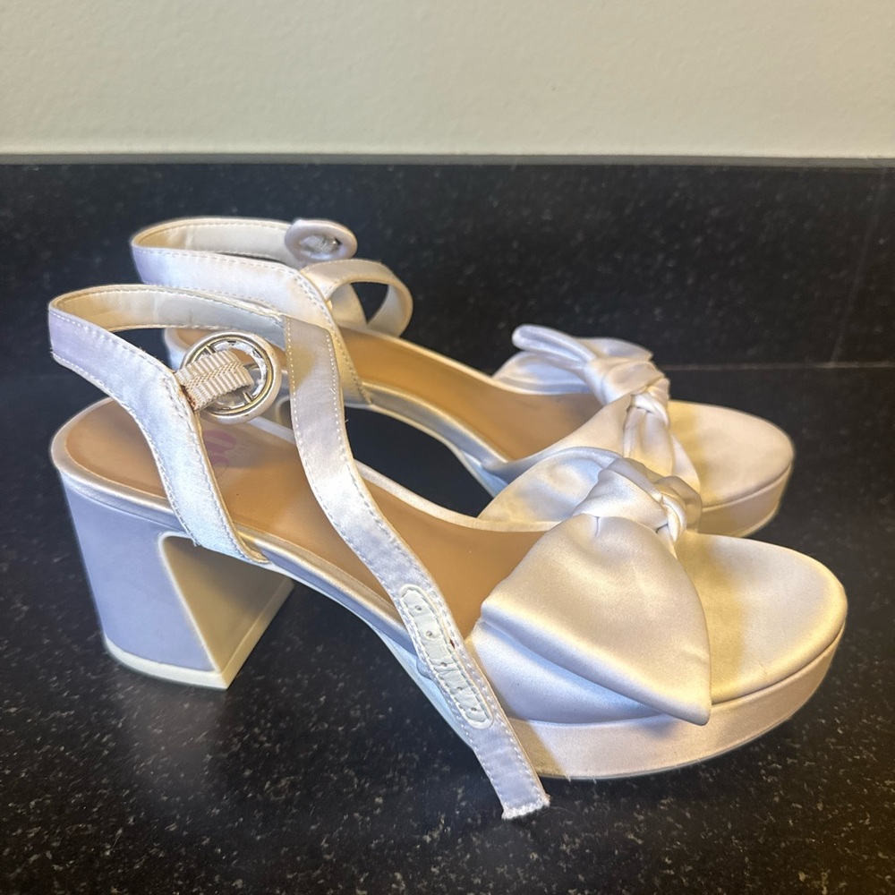 Gianni Bini Elegant White Satin Girls Heels Size 3